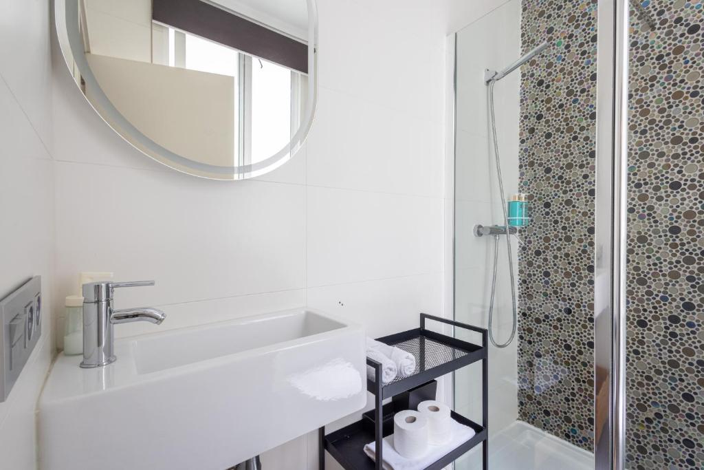 Kúpeľňa v ubytovaní FLORIT FLATS - Stylish 2 Bedroom AC Wifi Terrace Attic in Valencia Center