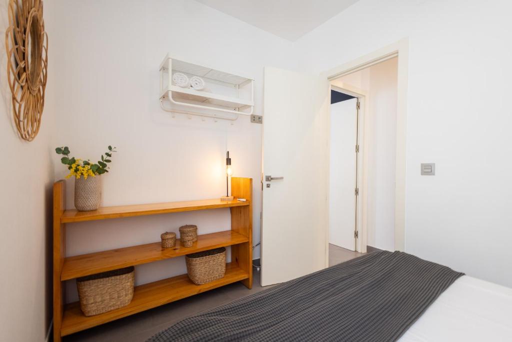 Posteľ alebo postele v izbe v ubytovaní FLORIT FLATS - Stylish 2 Bedroom AC Wifi Terrace Attic in Valencia Center