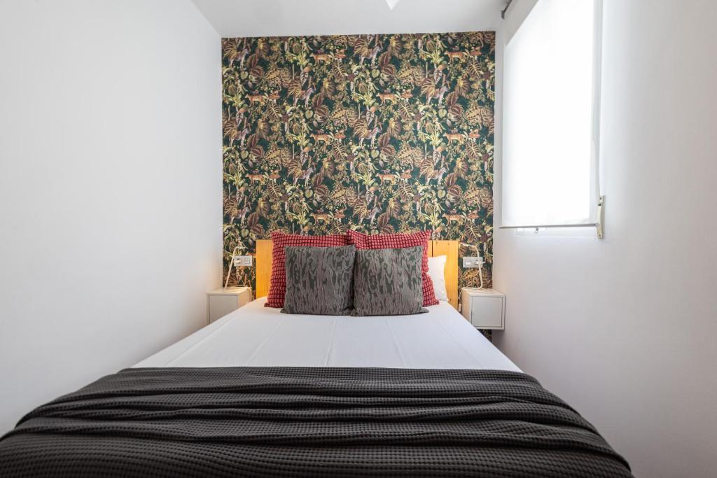 Posteľ alebo postele v izbe v ubytovaní FLORIT FLATS - Stylish 2 Bedroom AC Wifi Terrace Attic in Valencia Center