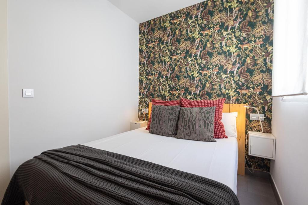 Posteľ alebo postele v izbe v ubytovaní FLORIT FLATS - Stylish 2 Bedroom AC Wifi Terrace Attic in Valencia Center