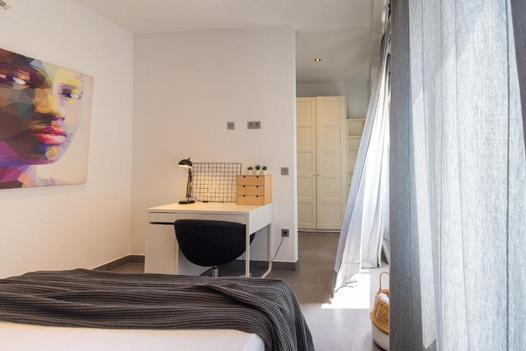 Posteľ alebo postele v izbe v ubytovaní FLORIT FLATS - Stylish 2 Bedroom AC Wifi Terrace Attic in Valencia Center