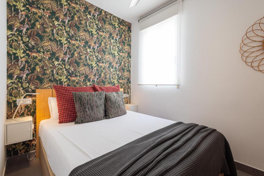 Posteľ alebo postele v izbe v ubytovaní FLORIT FLATS - Stylish 2 Bedroom AC Wifi Terrace Attic in Valencia Center