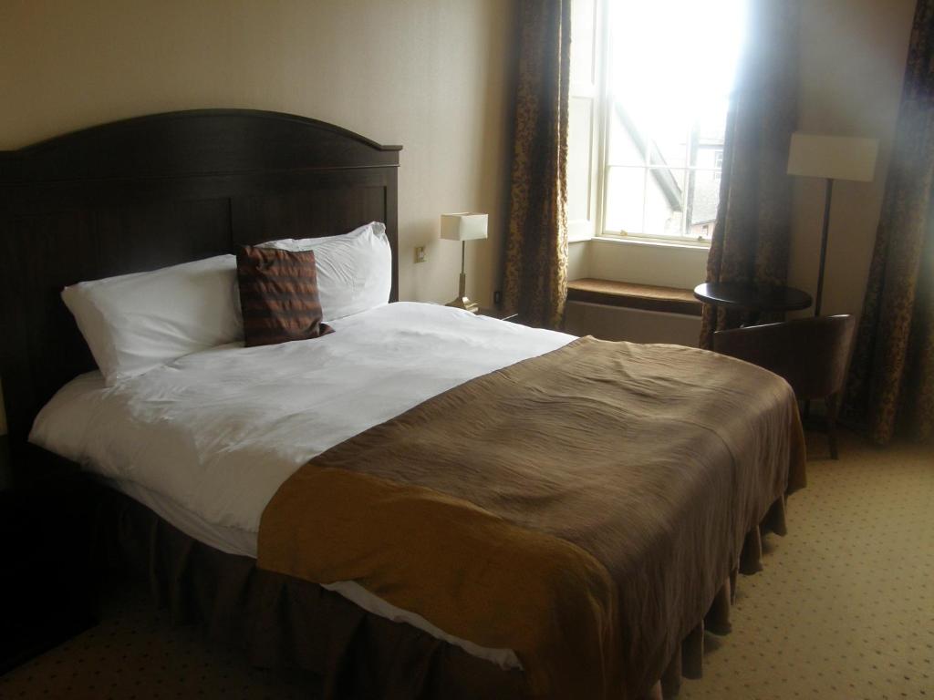 Ένα ή περισσότερα κρεβάτια σε δωμάτιο στο Baileys Hotel Cashel
