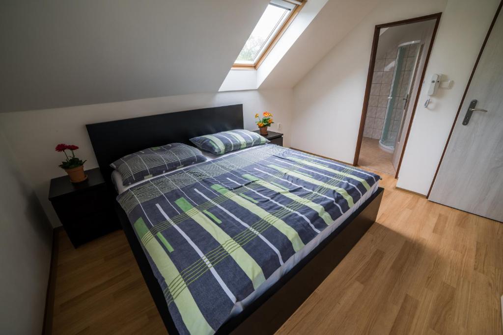 Postel nebo postele na pokoji v ubytování Apartmány Hasičárna