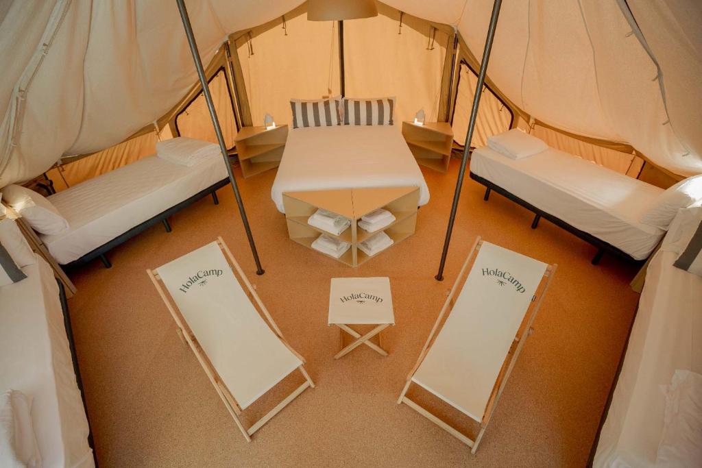 Cama o camas de una habitación en HolaCamp Sitges Garrofer