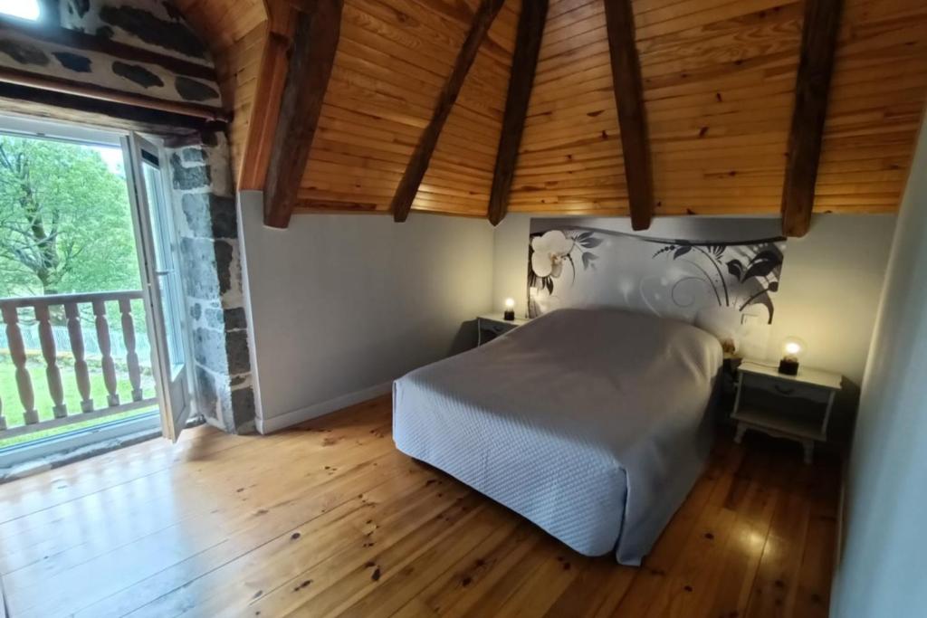Postel nebo postele na pokoji v ubytování Gîte 4 personnes dans le Cantal Animaux bienvenus