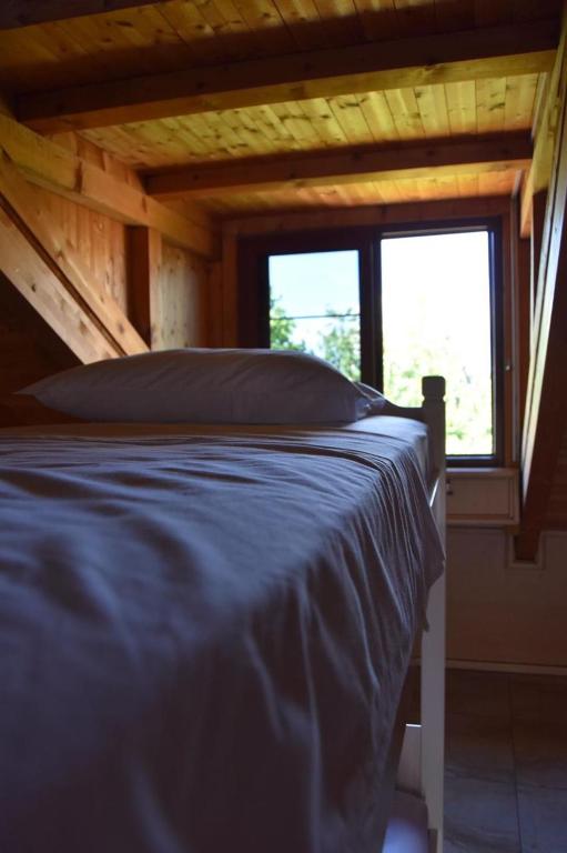 Postel nebo postele na pokoji v ubytování Symphony Hostel Shkoder
