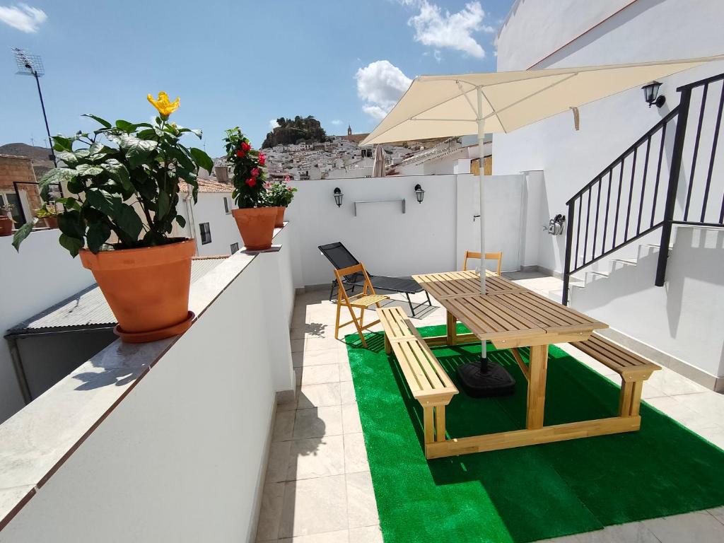 un patio con tavolo e sedie su un balcone di Casa Cantinero 1 - Parking Gratis ad Ardales