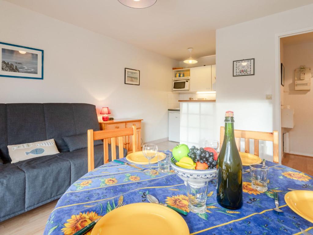 un salon avec une table avec une bouteille de vin dans l'établissement Apartment Les Jardins de la Côte Fleurie by Interhome, à Villers-sur-Mer
