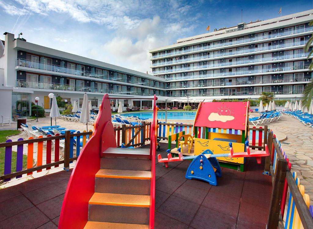 Bazén v ubytování Hotel Anabel nebo v jeho okolí