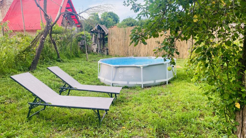 due sedie e una piscina in un cortile con una recinzione di Blue Cottage a Şpring