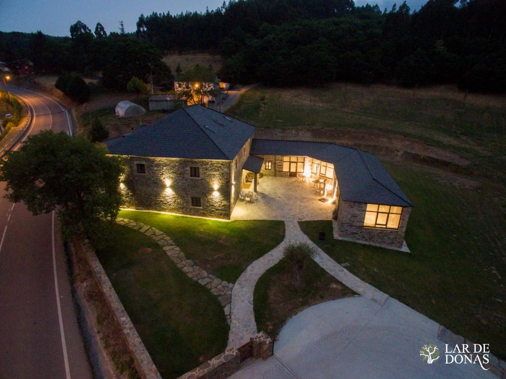 una vista aérea de una casa grande con luces en Lar de Donas, en Meira