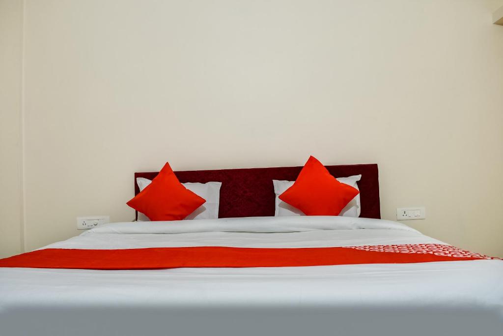 Postel nebo postele na pokoji v ubytování Hotel O Shiv Sai Palace