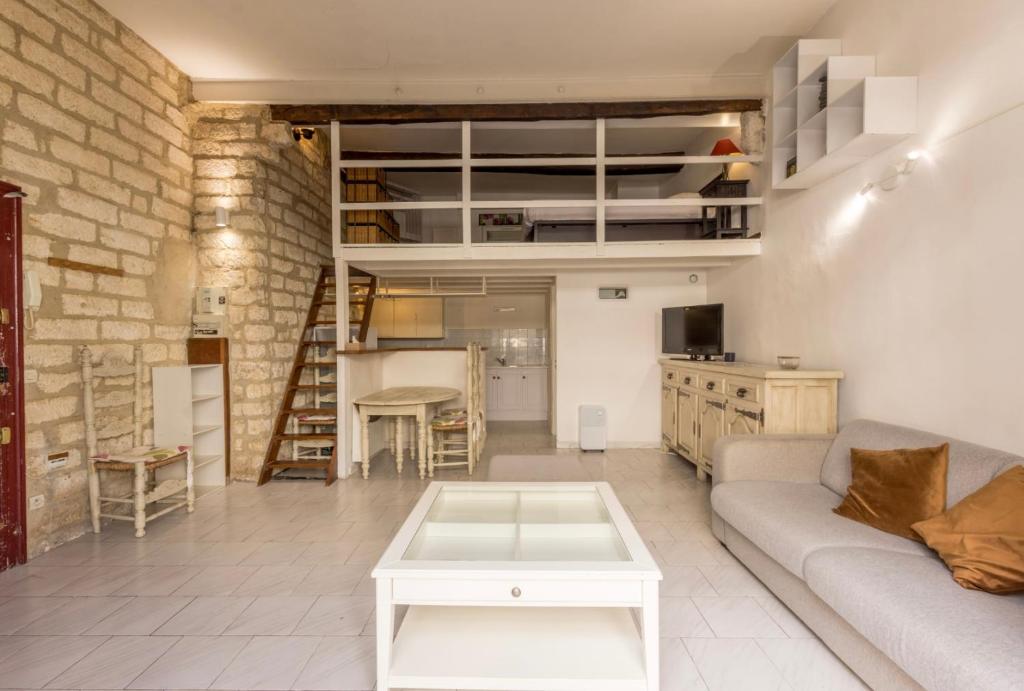 un salon avec un canapé et une table dans l'établissement Duplex cosi en centre ville, à Montpellier