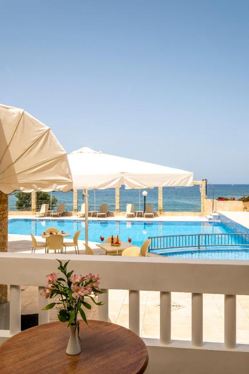Bazén v ubytování Porto Alegre Hotel nebo v jeho okolí