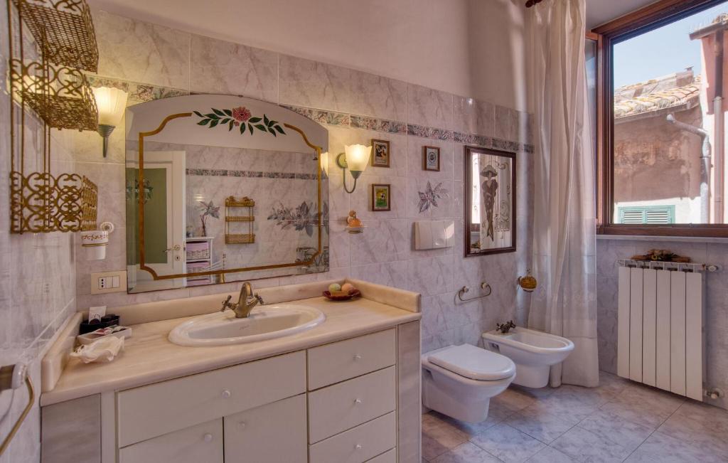 Łazienka w obiekcie 3 Bedroom Lovely Apartment In Canino