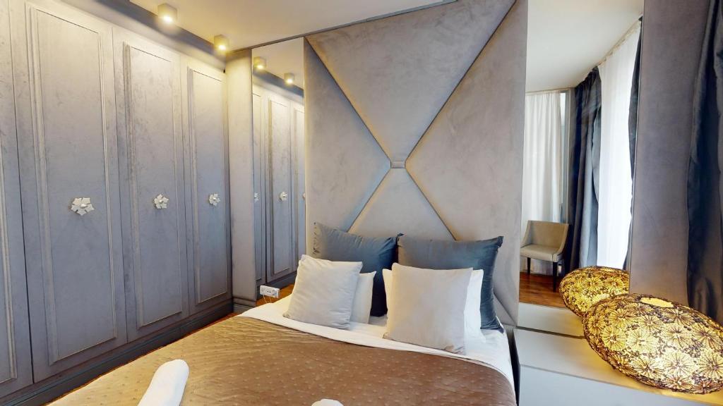 Postel nebo postele na pokoji v ubytování Apartament Dmowskiego 1B Wielka Wyspa 900 steps to Market