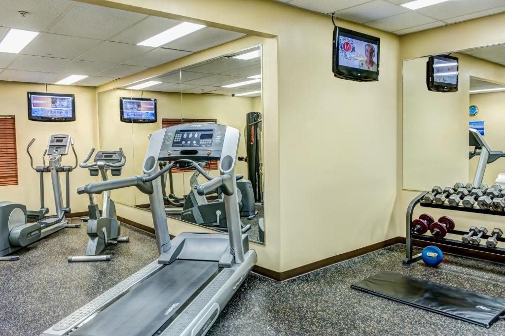Fitness centrum a/nebo fitness zařízení v ubytování Clearwater Hotel Ltd