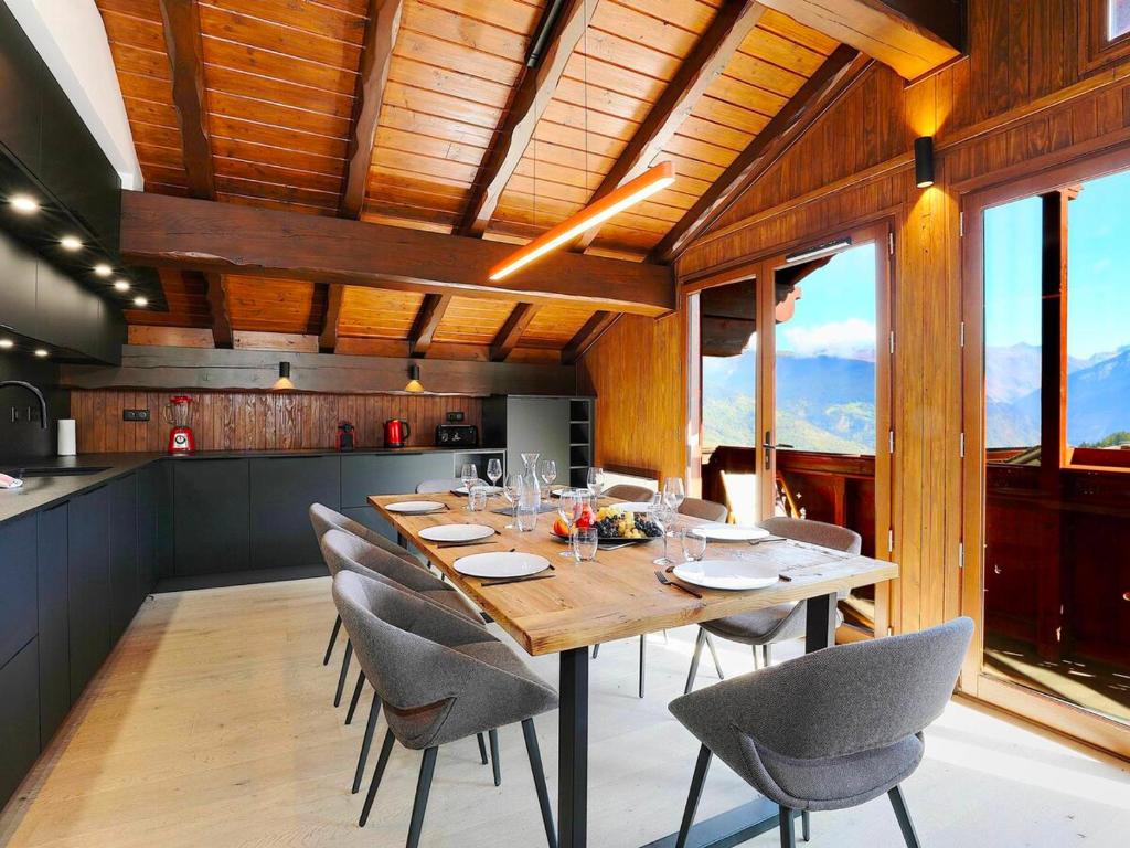 Η κουζίνα ή μικρή κουζίνα στο Chalet Ski Au Pied Lumineux - Courchevel La Tania