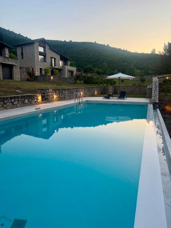 Bazén v ubytování Amfikleia Chalet by Relax in Greece nebo v jeho okolí