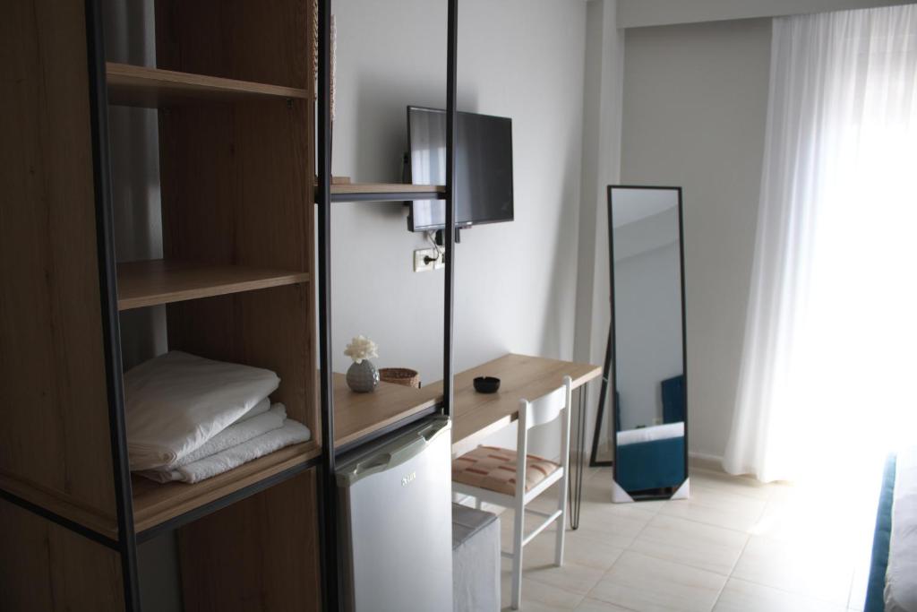 サランダにあるVilla Luizaの鏡付きの部屋、鏡付きのデスク