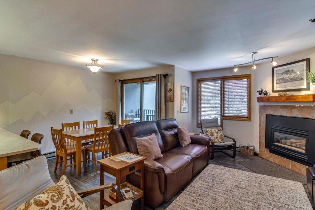 Una sala de estar con un sofá y un comedor. en Cozy Ski-InandSki-Out Winter Park Condo with Pool!, en Winter Park