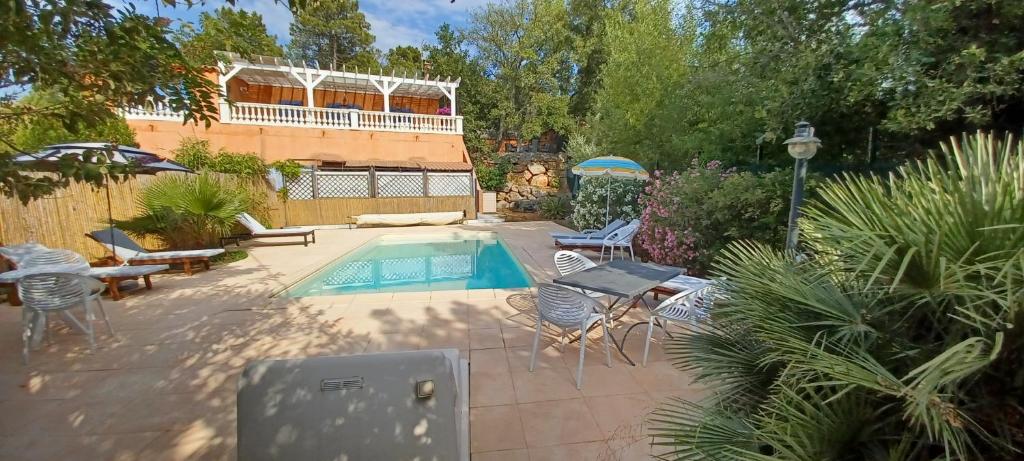 Πισίνα στο ή κοντά στο Villa Rock Paradise