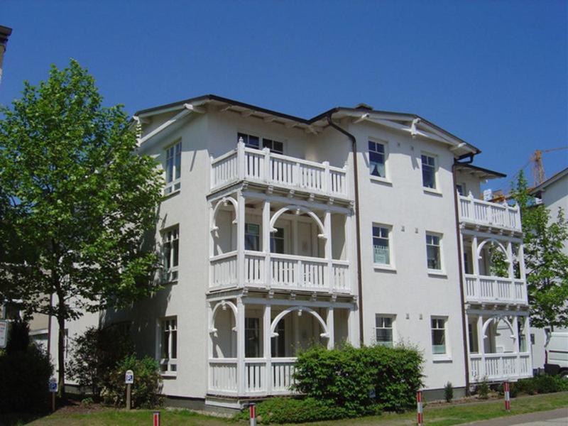 ein großes weißes Gebäude mit Balkon auf der Seite in der Unterkunft Haus & Villa Seydlitz by Rujana in Binz