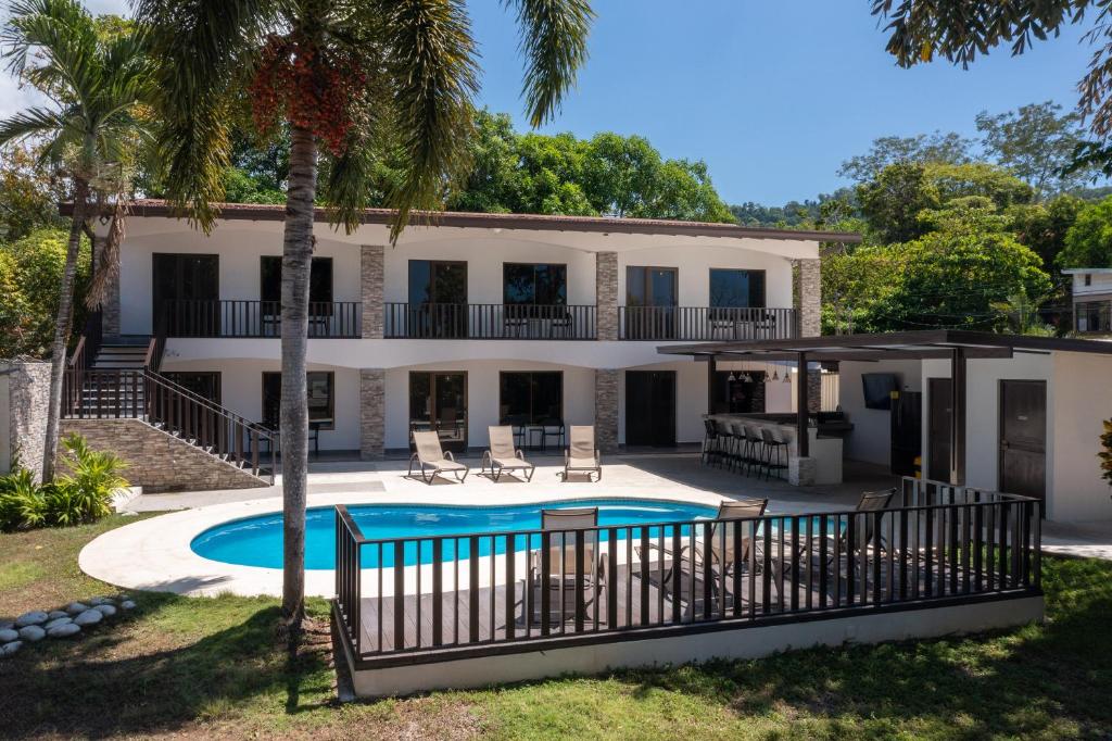 eine Villa mit Swimmingpool und ein Haus in der Unterkunft Hotel Green Jacó in Jacó