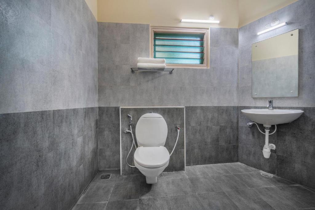 Hotel Sadhabishegam - Deluxe Triple Room