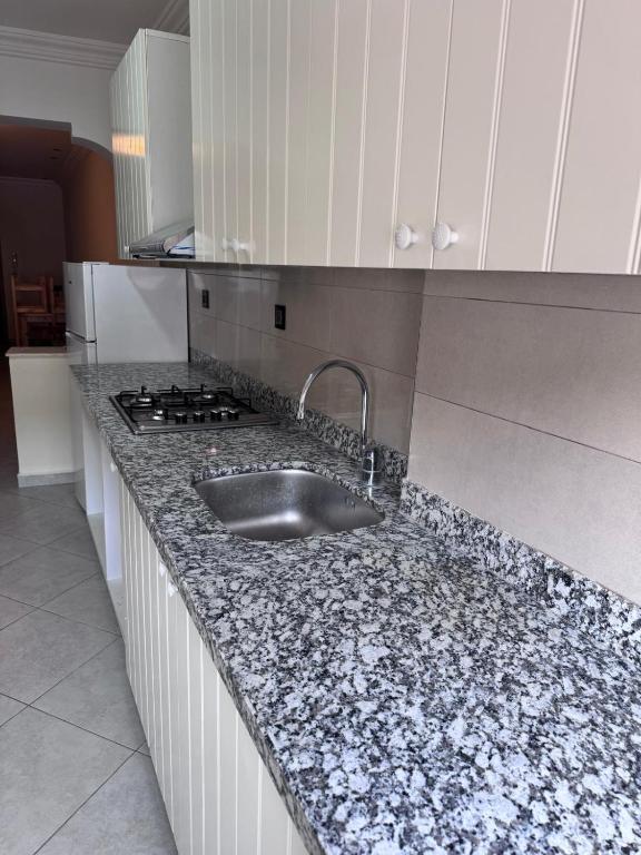 Kuchyň nebo kuchyňský kout v ubytování Belles Appartements à côté de la plage