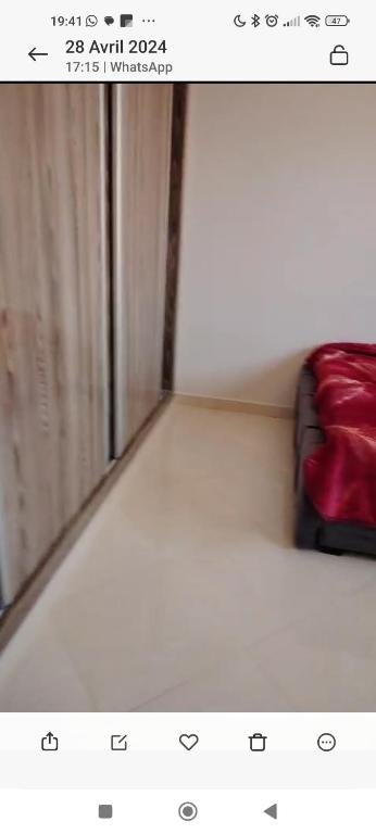 een foto van een kamer met een bed en een deur bij Appartement in Oujda