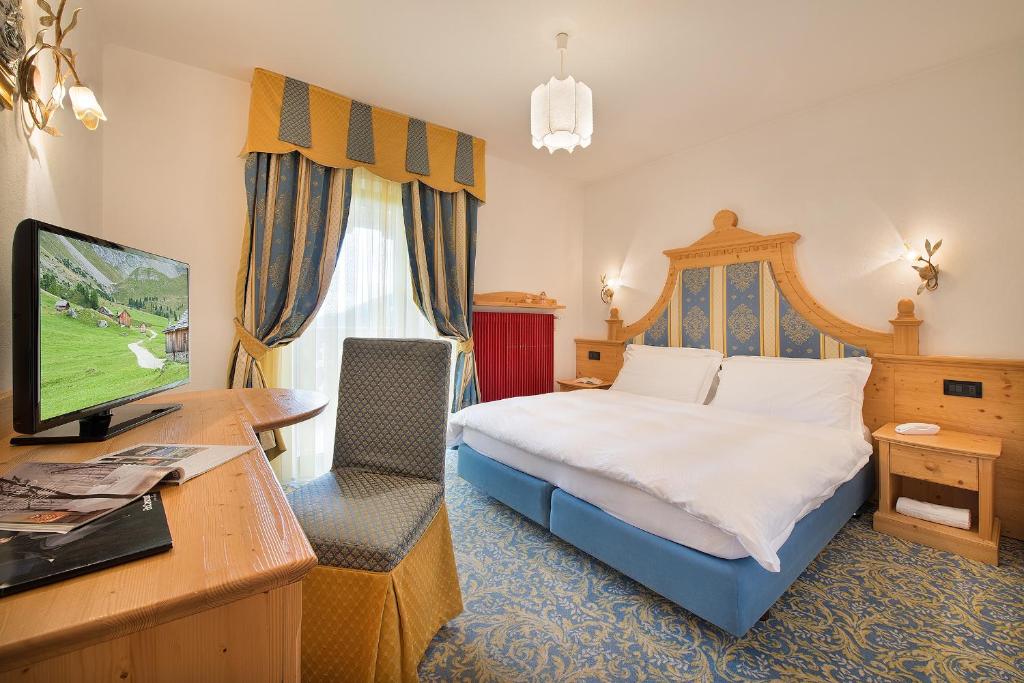 Postel nebo postele na pokoji v ubytování Hotel Cristallo