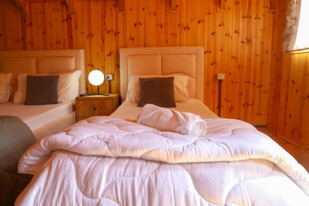 Postel nebo postele na pokoji v ubytování Wood House Berat