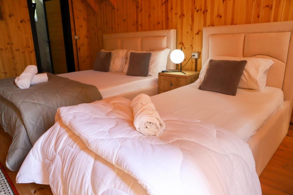 Postel nebo postele na pokoji v ubytování Wood House Berat