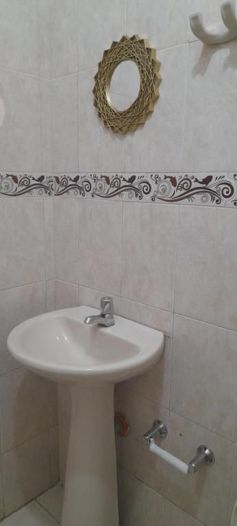 bagno con lavandino e specchio a parete di HOSTAL CARACOLI - HUECO a Valledupar