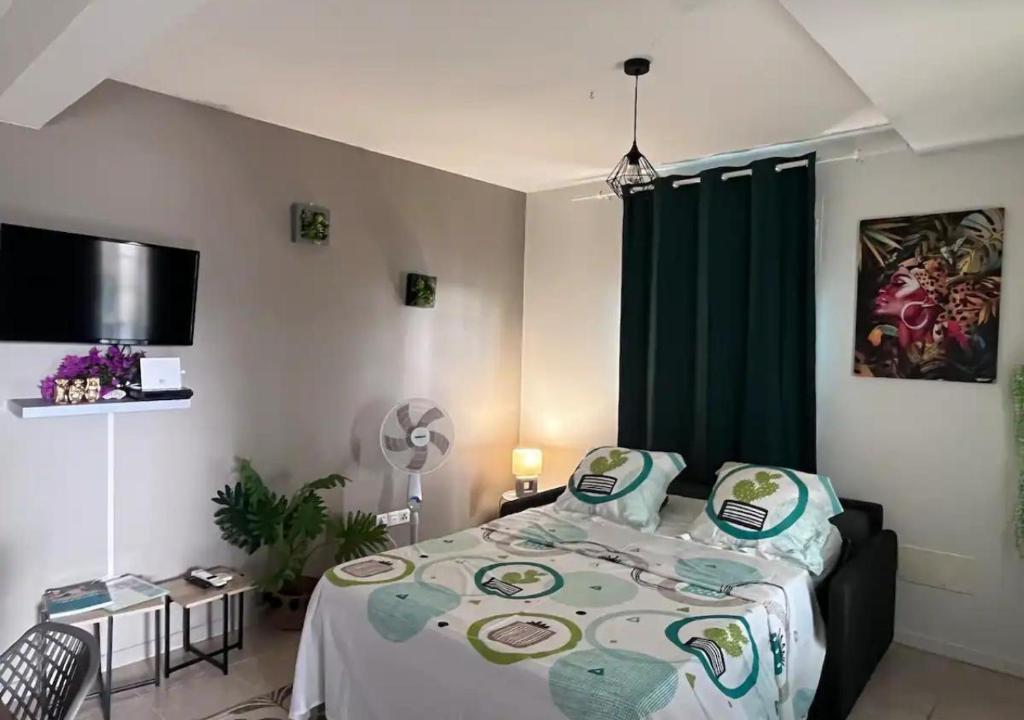 Postel nebo postele na pokoji v ubytování Les Tourterelles - Appartement vue mer & jacuzzi