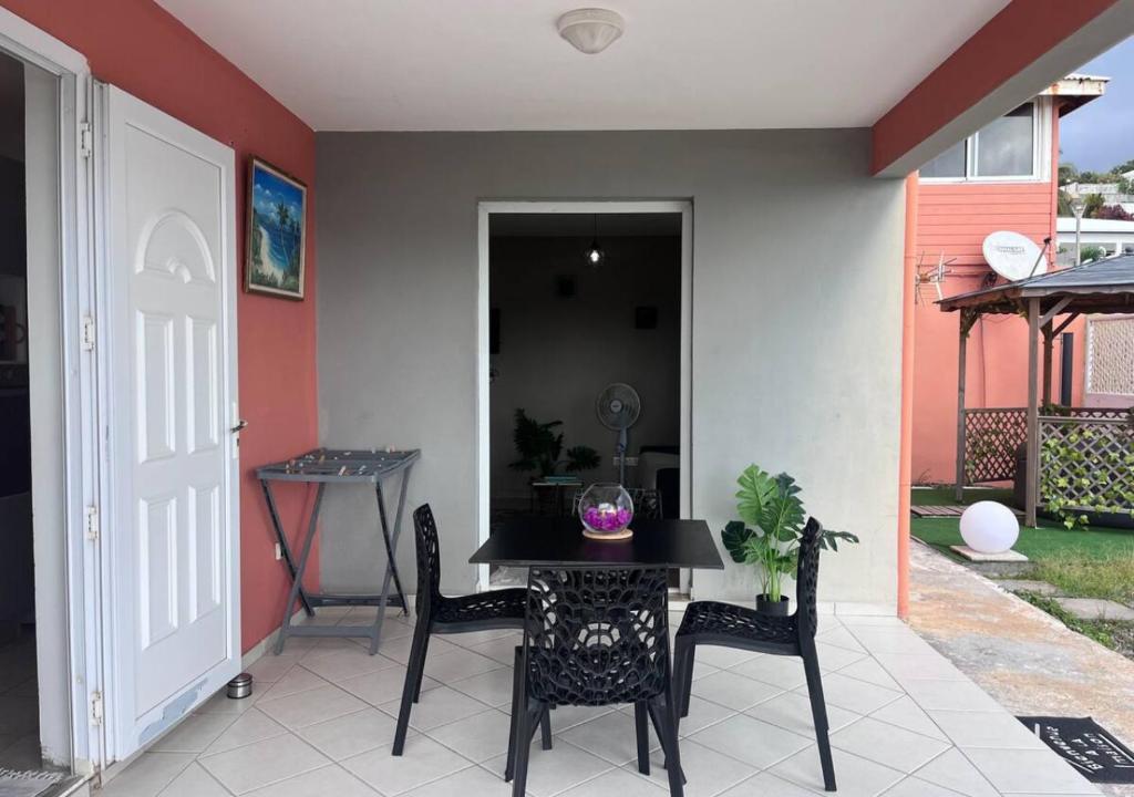 Patio nebo venkovní prostory v ubytování Les Tourterelles - Appartement vue mer & jacuzzi