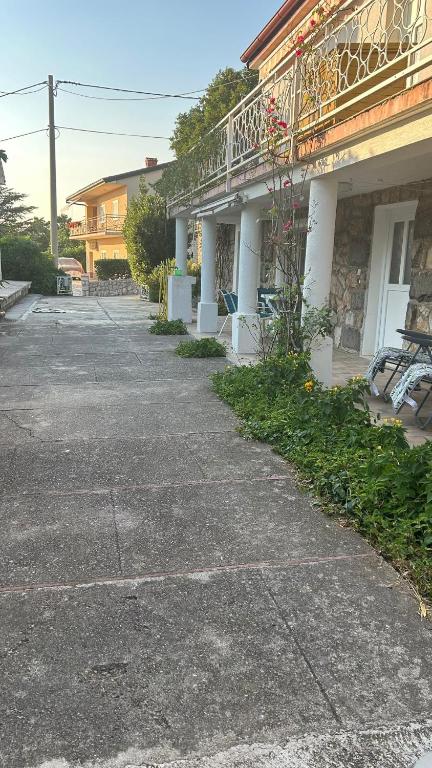 an empty parking lot in front of a building at Apartment Anić in Šmrika