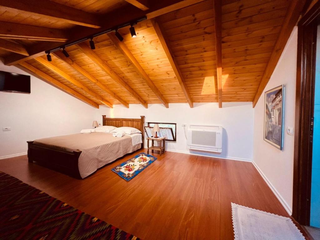 Rúm í herbergi á KRIS Guesthouse
