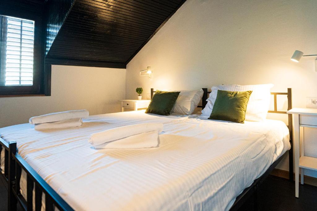Postel nebo postele na pokoji v ubytování Cozy Nook B&B - Free Private Parking