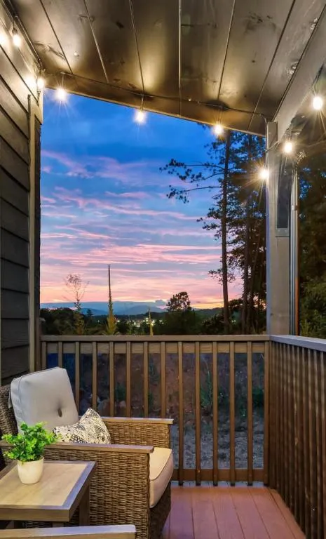 Family or couple retreat next to Downtown, Dollywood & Smoky Mountains!