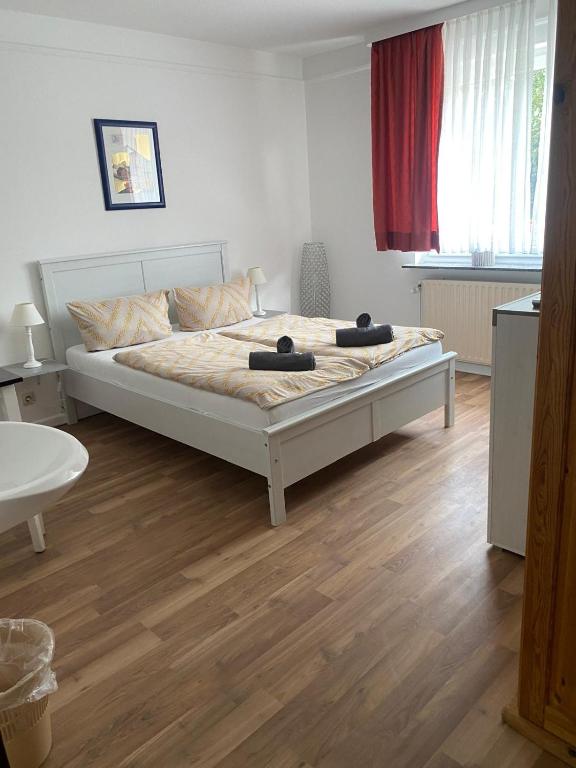 a bedroom with a bed with two towels on it at Zimmer Austernfischer in Dagebüll