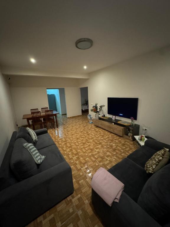 un salon avec deux canapés et une télévision à écran plat dans l'établissement Apartment T2 for rent in Porto Novo, à Porto Novo