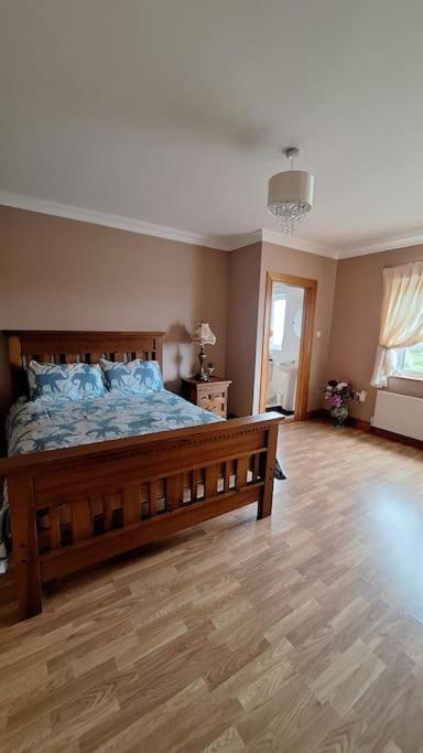 Postel nebo postele na pokoji v ubytování Ballnamona house