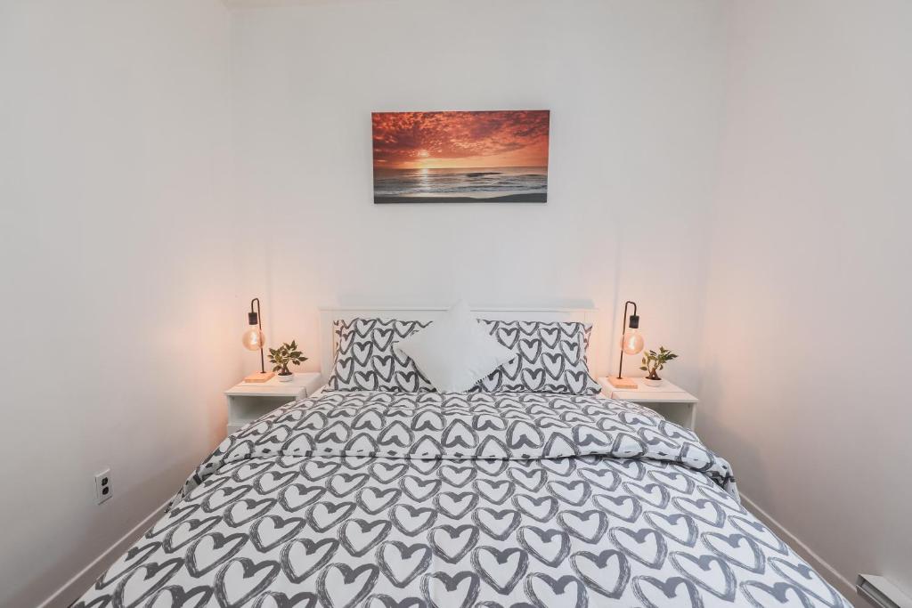 Кровать или кровати в номере Entire Suite near YQM, NBCC, Champlain mall and Moncton Hospital