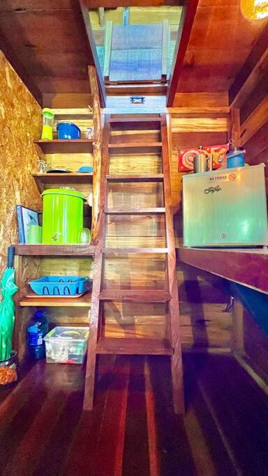 Poschodová posteľ alebo postele v izbe v ubytovaní Gecko Treehouse with Jungle View, Plunge Pool & WiFi