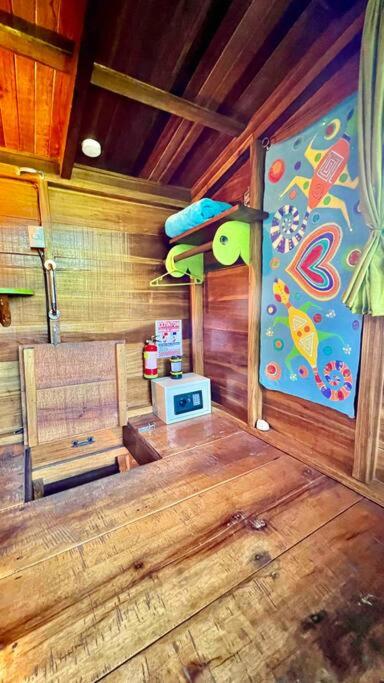 Posedenie v ubytovaní Gecko Treehouse with Jungle View, Plunge Pool & WiFi