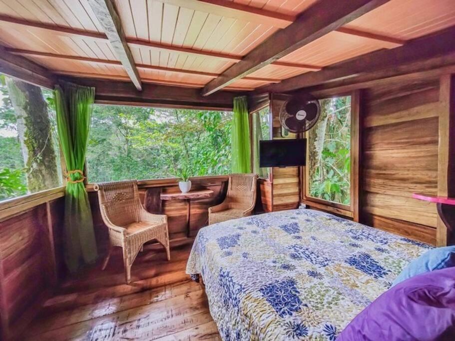 Posteľ alebo postele v izbe v ubytovaní Gecko Treehouse with Jungle View, Plunge Pool & WiFi