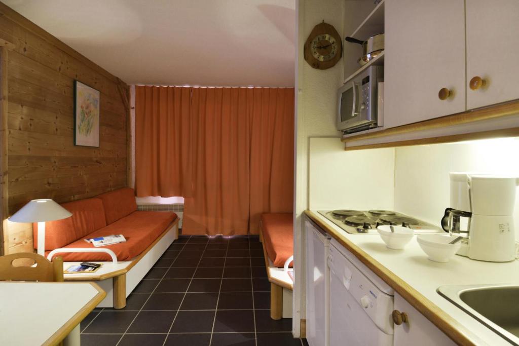 - une petite cuisine avec un canapé dans l'établissement Résidence Themis - 2 Pièces pour 5 Personnes 65, à Mâcot La Plagne